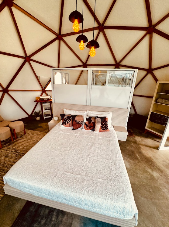 Quarto da Casa Bolha com cama king e box de vidro
